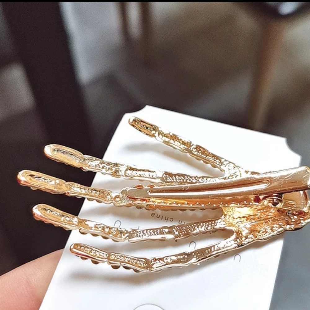 Red fingertips hand hair clip - Picture 3 of 4